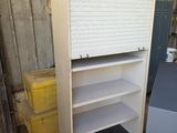 une bibliothèque blanche avec un plateau marron dans un garage