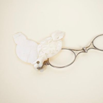 Paire de lunettes lorgnon dit "face à main" en métal, les ab…