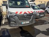 une camionnette blanche garée dans un parking