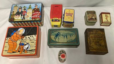 un grand nombre de boîtes de conserve posées sur une table