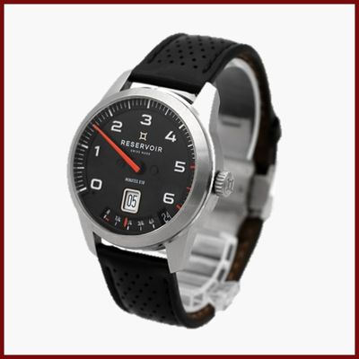 une photo d'une montre noire avec une trotteuse rouge