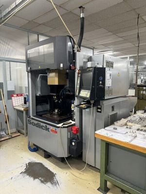 une machine qui se trouve dans une pièce où il y a beaucoup de papiers