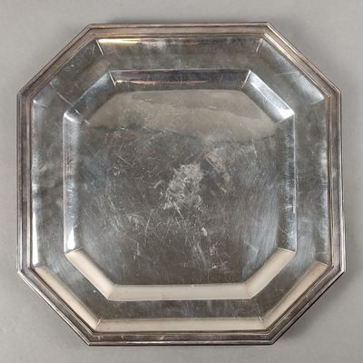 Plateau de forme octogonale, en métal argenté.