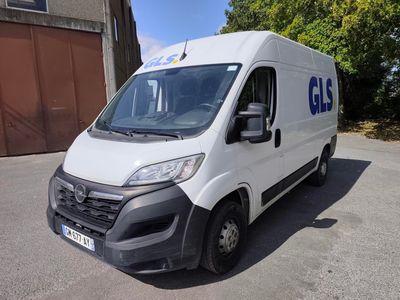 la photo d'une camionnette blanche garée sur un parking
