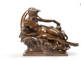 une image représentant une statue en bronze d'une femme assise sur un nuage