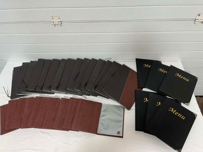 un grand nombre de livres posés sur une table