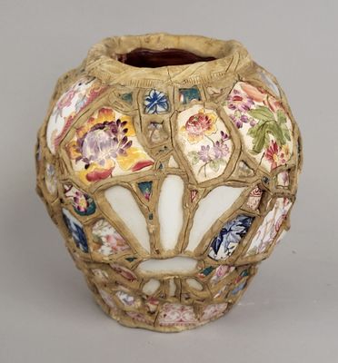un vase orné d'un motif décoratif, posé sur une table