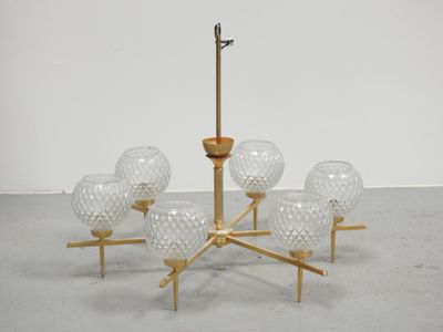 un lustre en verre et en métal doré