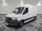 Le fourgon Mercedes-Benz Sprinter est garé dans une grande pièce