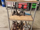 une table sur laquelle sont posés des outils, dans un garage
