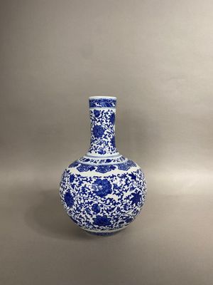 CHINE, 2ème moitié du XXe Vase en porcelaine de forme dite "…