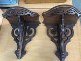 paire de supports d'étagère anciens en fonte, avec motif en volutes