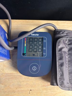 un tensiomètre et un sac posé sur une table