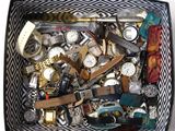 une boîte remplie de montres de toutes sortes