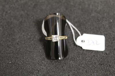 une bague posée sur une table, avec une étiquette de prix dessus