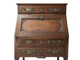 un petit bureau en bois surmonté d'un tiroir