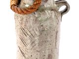 un grand vase surmonté d'une corde