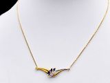 un collier en or orné d'un oiseau bleu et blanc