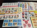 beaucoup de timbres posés sur une table, à côté d'un clavier