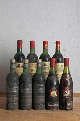 plusieurs bouteilles de vin sont alignées sur une table en bois