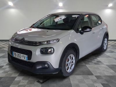 une voiture argentée garée dans un garage