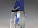 une sculpture en verre surmontée d'une étoile bleue