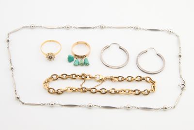 une collection de bijoux comprenant des bagues, des bracelets et des bagues