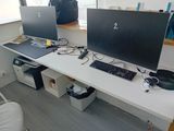 deux écrans d'ordinateur sur un bureau avec un clavier et une souris