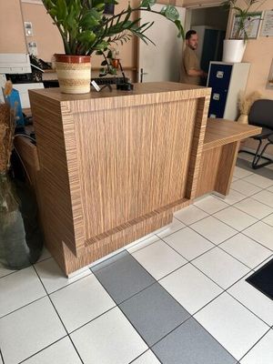 un homme debout à l'accueil d'un petit bureau
