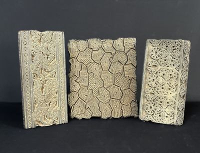 trois pièces en ivoire sculpté sur fond noir