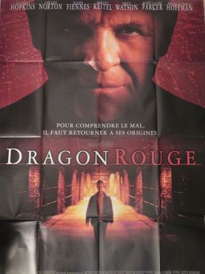 une affiche du film « Dragon Rouge » sur laquelle figure un homme en train de fumer une cigarette