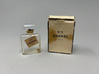 CHANEL - Chanel n°5 Flacon en verre Dans sa boîte d'origine …