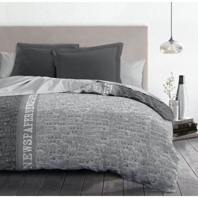 une photo d'un lit avec une couette grise et blanche