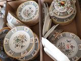 une boîte contenant tout un tas d'assiettes et de cuillères