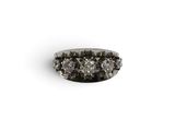 une image d'une bague en diamant sur une surface blanche