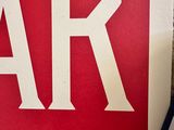 un panneau rouge et blanc portant la lettre ar