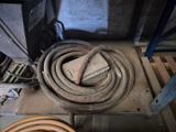 une pile de tuyaux posée sur une palette en bois