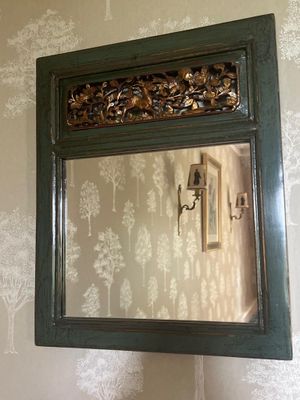 un miroir accroché au mur au-dessus d'un lavabo
