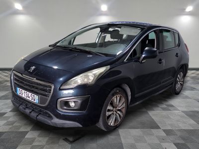 la petite voiture bleue est garée dans une grande pièce