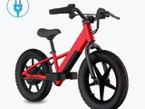une photo d'un vélo d'enfant avec une selle rouge