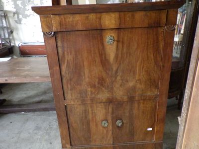 une armoire en bois surmontée d'un miroir