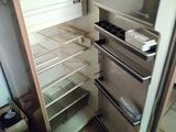 un réfrigérateur ouvert avec beaucoup de nourriture à l'intérieur