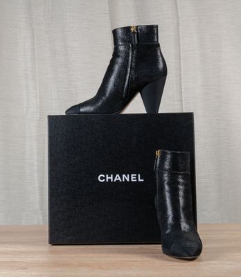 CHANEL Une paire de bottines en cuir noir irisé, bouts en gr… - Photo 1
