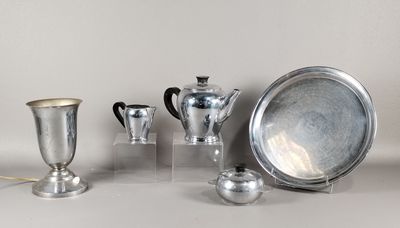 beaucoup d'objets en argent posés sur une table