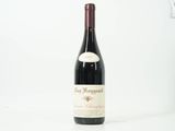la bouteille de vin rouge est posée sur la table