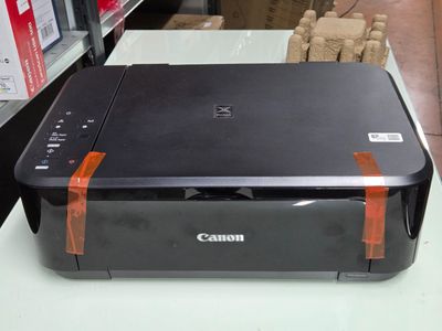 une imprimante Canon posée sur une table dans un magasin