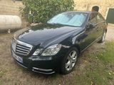 La Mercedes Classe S est garée devant un bâtiment en pierre.