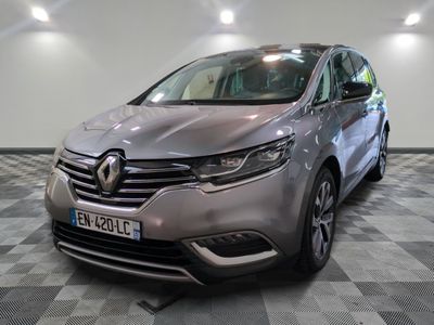 vue de face d'une voiture argentée garée sur un sol à damier