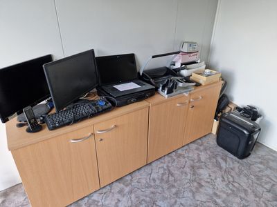 un bureau sur lequel sont posés deux écrans d'ordinateur et un clavier
