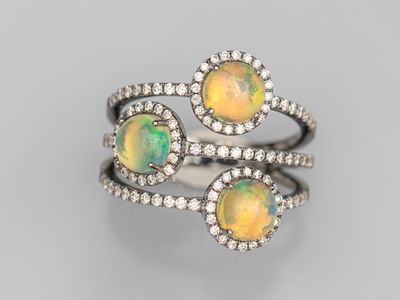 Bague en or gris 750°/°° (18K), sertie de 3 opales rondes ca…